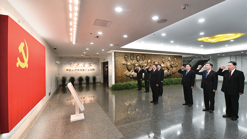 2017年10月31日，中共中央總書記、國家主席、中央軍委主席習近平帶領(lǐng)中共中央政治局常委李克強、栗戰(zhàn)書、汪洋、王滬寧、趙樂際、韓正，瞻仰上海中共一大會址和浙江嘉興南湖紅船。這是31日上午，在上海中共一大會址紀念館，習近平帶領(lǐng)其他中共中央政治局常委同志一起重溫入黨誓詞。 